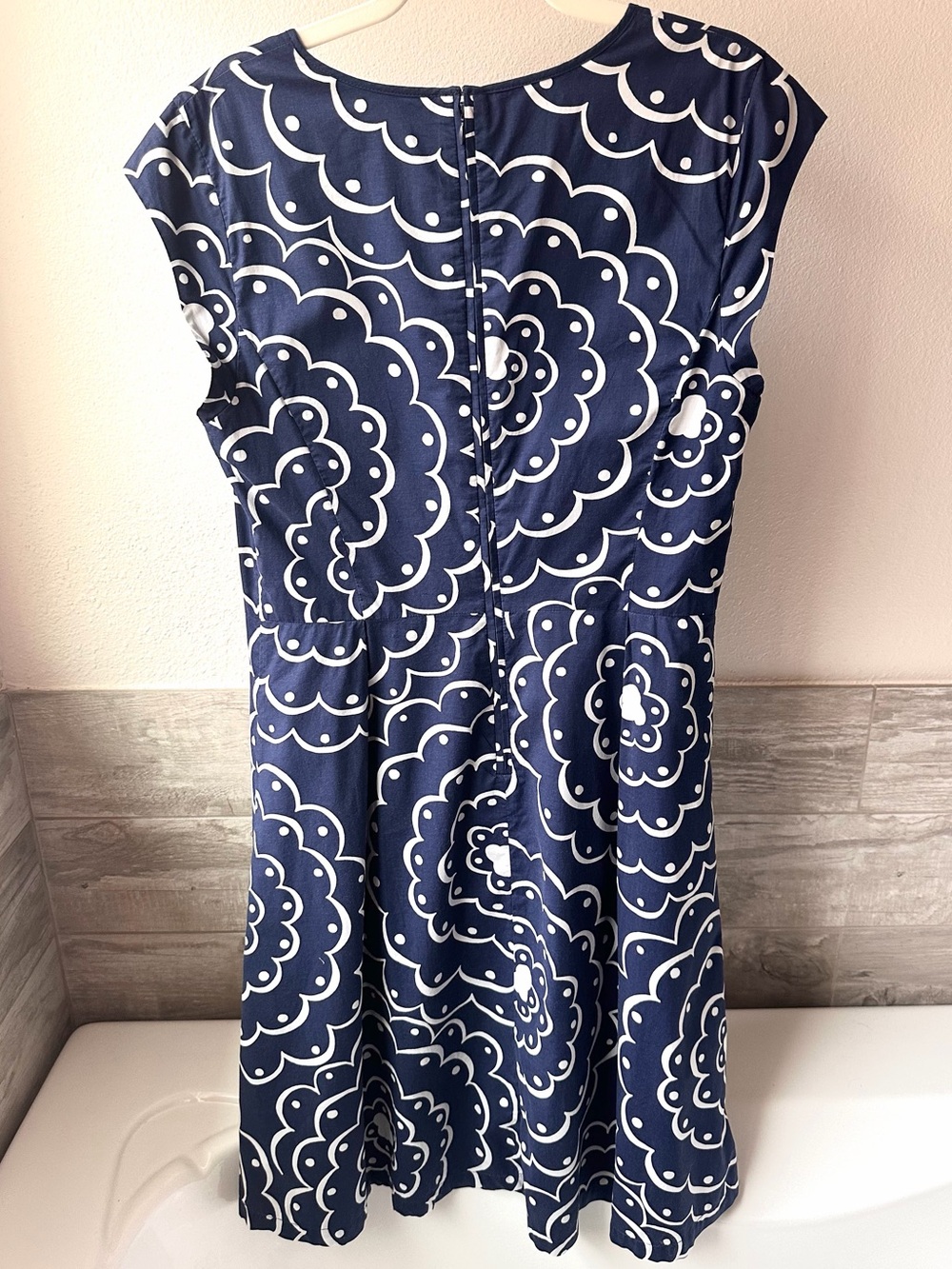 Like New! Boden Navy & White Floral Fit-and-Flare Dress Lined with V-Neck Sz 12 - Picture 3 of 10